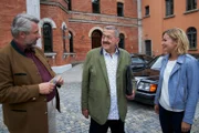 Die Kommissare Stadler (Dieter Fischer, l.) und Winter (Vanessa Eckart, r.) begegnen Kommissar Hofer (Joseph Hannesschläger, M.), der zu einer Dienstreise nach Husum aufbricht.