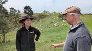 Vor Wölfen geschützte Schafe sind dringend notwendig für den Schutz von Trockenrasen-Biotopen im Nationalpark Unteres Odertal. Schäfer Jens Kath im Gespräch mit Rangerin Nancy Langer (li.).
