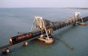 Die 'Pamban-Bridge', eine Klappbrücke mit zwei Fachwerk-Kragarmen.