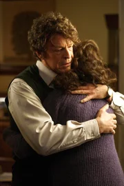 Flashback ins Jahr 1985: Walter (John Noble, l.) und Elizabeth (Olra Brady, r.) machen sich große Sorgen um ihren todkranken Sohn Peter ...