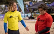 Ari (Kai Lewins, l.) versteht nicht, wieso Marlon (Joao Marinho, r.) ihn nach seinem Unfall vor einem Jahr nicht im Krankenhaus besucht hat. Marlon überrascht ihn mit einer verblüffenden Antwort.