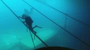 Die Taucher müssen unter Wasser die Ankerkette finden und markieren. Dabei haben sie kaum Sicht.