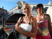 Carola (r.) und Nicki bereiten sich auf ihren Urlaub in Italien vor. Das Ziel: Eine riesige Camping-Anlage vor den Toren Venedigs.