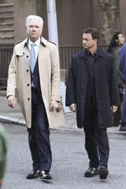 Det. Mac Taylor (Gary Sinise, r.) muss in den eigenen Reihen ermitteln. Wie konnte Chief Ted Carvers (John Larroquette) Dienstwaffe zur Tatwaffe werden?