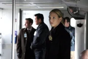 Da der geniale Wissenschaftler Alistair Peck versucht, seine Verlobte, die bei einem Autounfall ums Leben gekommen ist,, zurückzuholen, gerät das Team um Olivia Dunham (Anna Torv, vorne) in eine Zeitschleife ...