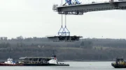 Riesige Kräne, die zusammen bis zu 10.000 Tonnen heben können, werden dann zum Entladen der "MV Lone" eingesetzt.