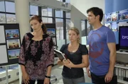 Anna (Jeanette Biedermann, M.) und Alexander (Paul Grasshoff, r.) wecken Nataschas (Franziska Matthus, l.) Kampfgeist ...