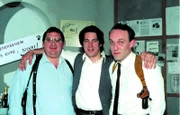 Pose fürs Abschiedsfoto: Peter Höllerer (Wolf Bachofner, l.) Kommissar Moser (Tobias Moretti, M.) und Assistent Stockinger (Karl Markovics, r.).