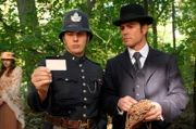 Constable Crabtree (Jonny Harris) und Detective Murdoch (Yannick Bisson) finden ein Beweisstück auf der Leiche.