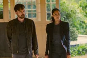 Maeve Millay (Thandiwe Newton, re.) und Caleb Nichols (Aaron Paul)