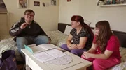 Pascal (li.) hat einen Vertrag bei einer Zeitarbeitsfirma unterschrieben. Mama Petra und Schwester Selina freuen sich mit ihm!