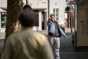 Hubert (Christian Tramitz, l.) stellt den Täter (Johannes Berzl, r.) vor dem Haus, der zieht eine Waffe und schießt. Geht das gut aus?