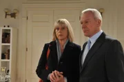 Charlotte (Mona Seefried, l.); Werner (Dirk Galuba, r.)