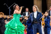 Im Sommer 2023 begeisterte Walzerkönig André Rieu unter dem Motto „Love is all around“ in Maastricht rund 145.000 Musikliebhaber bei acht Freiluftkonzerten. Begleitet von seinem Johann Strauss Orchester und internationalen Solisten präsentierte er ein Potpourri von Melodien aus Musical, Film, Oper, Operette und Walzer.