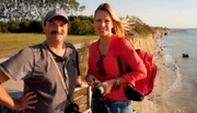 Moderatorin Andrea Grießmann mit Fotograf Frank Burger (links) an der Steilküste von Ahrenshoop.