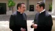 Maresciallo Cecchini und Capitano Anceschi ermitteln undercover als Seminaristen verkleidet. (Nino Frassica, Flavio Insinna, v.l.)