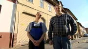 Pit und Roland bezogen vor drei Jahren ihr Schnäppchenhaus. Doch mit dem Kauf waren ihre finanziellen Reserven so ziemlich aufgebraucht. Bis heute sind die Renovierungsmaßnahmen nicht abgeschlossen.