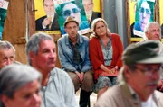 Adsche (Peter Heinrich Brix) und Ylvie (Suzanne von Brorsody) folgen der Auszählung gebannt. Für Adsche hängt viel vom Ergebnis ab.