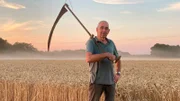 Mit der Sense hat Wilhelm Lüdeke seinen Vater noch auf ihren Getreidefeldern in Wietzen im Landkreis Nienburg arbeiten sehen. Sein Vater hat die schwere Arbeit damals mit seiner Kamera gefilmt.
