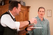 Gregor (Holger Matthias Wilhelm) fängt eine Assel vor den Augen von Frau Bönlein (Simone Ascher).