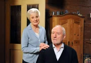 ARD STURM DER LIEBE FOLGE 1280, Alfons (Sepp Schauer, r.) ist von Käthes (Luise Deschauer, l.) Ehrlichkeit gerührt.