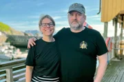 Im Restaurant „Ekspedisjonen“ in Nyksund zeigt das deutsche Auswandererpaar Monja (li.) und Ringo Haupt (re.), wie es traditionelle norwegische Fischgerichte neu interpretiert.