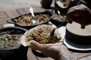 In La Paz bereitet Ezequiel ein leckeres Fischrezept zu: Getrockneter Fisch, scharfe Tomatensoße, Tortillas mit Bohnen und ein wenig Käse – schon ist das mexikanische Gericht fertig.
