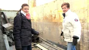 Kerstin (re.) und Maria (li.) leiden noch sehr unter dem Verlust des geliebten Familienoberhaupts Uli. Doch die beiden müssen schnellstmöglich das Anwesen verkaufen und rufen deshalb den Trödeltrupp zu Hilfe...