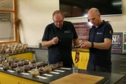 Bäcker Heiner Beck (li.) und Getreideforscher Friedrich Longin (re.) testen 30 verschiedene Leinsamen-Sorten.