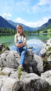 Moderatorin Sonja Weissensteiner am Hintersee.