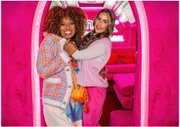 Daisy Dee (l.) und Sarah Engels +++ Die Verwendung des sendungsbezogenen Materials ist nur mit dem Hinweis und Verlinkung auf RTL+ gestattet.