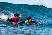 Poppy (Lilliana Bowrey, r.) kämpft bei einem Surf-Wettkampf in Jackson Bay darum, eine Runde weiterzukommen. Eine ihrer starken Konkurrentinnen ist Lily (Pacha Light, l.).