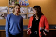 Die Kommissarinnen Tamara Meurer (Anja Pahl, l.) und Luna Kunath (Caroline Erikson, r.) besprechen sich zum Fall. Wer hat welches Motiv, die Gesundheitsberaterin umgebracht zu haben?