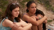 Während eines ruhigen Momentes am Strand sprechen Frances (Alison Oliver, l.) und Bobbi (Sasha Lane, r.) über ihre Gefühle. Dabei erfährt Frances etwas, mit dem sie nicht gerechnet hätte.