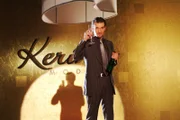 Richard von Brahmberg (Karim Köster) sonnt sich in dem Triumphgefühl, endlich Chef von Kerima Moda zu sein...