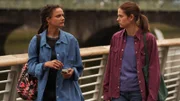 Nach dem, was in Kroatien vorgefallen ist, ringt sich Frances (Alison Oliver, r.) endlich zu einem Treffen mit Bobbi (Sasha Lane, l.) durch. Dabei hat Frances ihr etwas Wichtiges zu sagen.