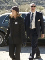 Catherine (Marg Helgenberger) und Conrad Ecklie (Marc Vann) haben den Verdacht, dass Lucas Martin, der damalige Ermittler im Fall Tolsom, der Täter sein könnte.