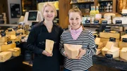 Marina (rechts) steht mit Monika in ihrem Münchner Käseladen.