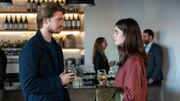 Nach dem Kuss auf der Party wissen Frances (Alison Oliver) und Nick (Joe Alwyn) nicht, wo sie stehen. Das Wiedersehen fühlt sich für beide zunächst schräg an, doch das ändert sich schnell.