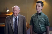 Dr. Sturgis (Wallace Shawn, l.); Sheldon Cooper (Iain Armitage, r.)