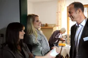 Im Gegensatz zu Yvi ist Nina skeptisch, ob sie die nächste Aufgabe von Herrn Kessel meistern können. Von links: Nina Kreutzer (Andrea Schmitt), Yvonne Preissinger (Alexa Eilers), Frau von Probst (Elfriede Irrall) und Pflegedienstleiter Kessel (Nik Neureiter).