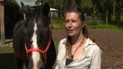 Fanny Baerwald hat ihr Pferd zur Behandlung bei Franziska Hartl gebracht.