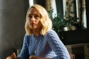 Melissa (Jemima Kirke) will alle Missverständnisse aus dem Weg räumen und einen Weg finden, wie diese komplizierte Dreiecksbeziehung zwischen ihr, ihrem Mann und seiner Affäre funktionieren kann.
