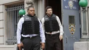 Die Detectives Bernard (Anthony Anderson, li.) und Lupo (Jeremy Sisto) müssen den Mord an einem Aktivisten aufklären, der ermordet auf der Kühlerhaube seines Wagens gefunden wurde - mit der Aufschrift "FED" auf seiner Brust.