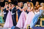 Im Sommer begeisterte Walzerkönig André Rieu (Mitte) unter dem Motto „Love is all around“ in Maastricht rund 145.000 Musikliebhaber bei acht Freiluftkonzerten. Begleitet von seinem Johann Strauss Orchester und internationalen Solisten präsentierte er ein Potpourri von Melodien aus Musical, Film, Oper, Operette und Walzer.