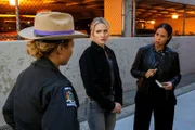 Nina Chase (Shantel VanSanten, l.); Sheryll Barnes (Roxy Sternberg, r.)