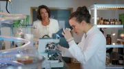 Schon an ihrem ersten Arbeitstag scheint Kim (Paula Schramm, r.) einem Skandal auf der Spur zu sein. Lynette (Ulrike Folkerts, l.) weißt jegliche Verantwortung zurück.