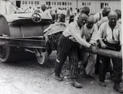 Zwangsarbeiter aus dem KZ-Dachau, 1938.