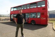 George Clarke und Schulbus