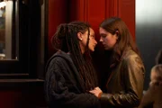 Bobbi (Sasha Lane, l.) muss Frances (Alison Oliver, r.) ein Geheimnis erzählen: Die Scheidung ihrer Eltern nimmt sie mehr mit, als gedacht. Doch Frances ist für ihre Freundin da.